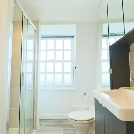 Al's Kingsdown Parade F4 Apartment *