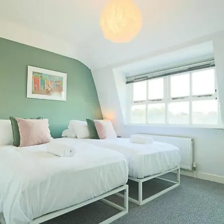 Al's Kingsdown Parade F4 Apartment Bristol