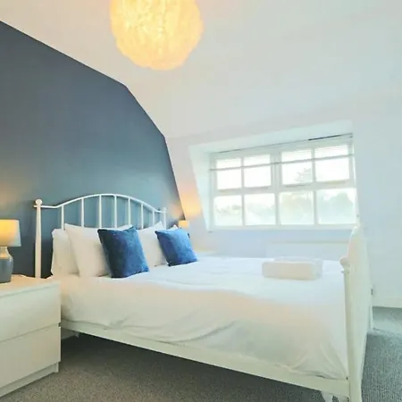 Al's Kingsdown Parade F4 Apartment *